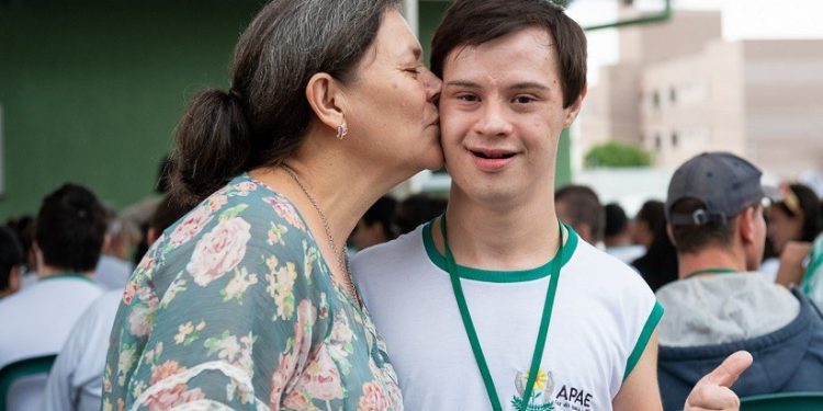 Irene Fantinati e o filho, Gabriel Luís Fantinati. Crédito: Rubens Fraulini/Itaipu Binacional. Irene Fantinati e o filho, Gabriel Luís Fantinati. Crédito: Rubens Fraulini/Itaipu Binacional.