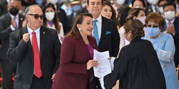 La presidenta electa de Honduras, Xiomara Castro, en la toma de juramento
LUIS ACOSTA - AFP La presidenta electa de Honduras, Xiomara Castro, en la toma de juramento
LUIS ACOSTA - AFP