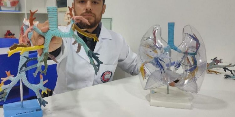Pesquisadores da revista PubliMed alertam que uso de cigarro eletrônico vai além de problemas pulmonares - Foto: Renan Gouvêa Pesquisadores da revista PubliMed alertam que uso de cigarro eletrônico vai além de problemas pulmonares - Foto: Renan Gouvêa