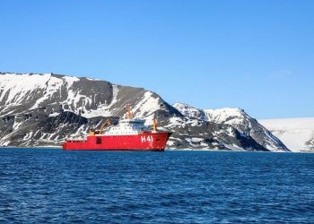 O navio polar Almirante Maximiano que irá fazer o transporte dos pesquisadores até a estação (crédito: Marinha do Brasil)