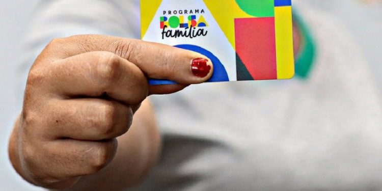 A retomada de programas sociais como o Bolsa Família contribuíu para o recorde na renda per capita no Brasil em 2023 A retomada de programas sociais como o Bolsa Família contribuíu para o recorde na renda per capita no Brasil em 2023