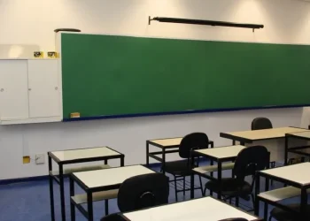 Mais de 4 mil educadores em assembleia decidiram paralisar as atividades Foto: Yasunobu Matsuura/Arquivo Agência USP Imagens