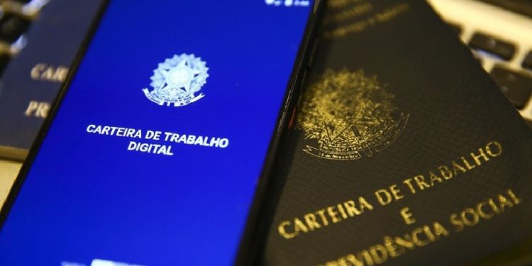 Um total de 43,6 milhões de brasileiros trabalhavam com carteira assinada em julho, o maior valor já registrado na série histórica desde 2002. Foto: Marcelo Camargo/Agência Brasil