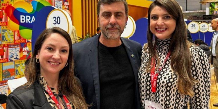 Maira Dalcin, responsável pelo setor de Visitors do Visit Iguassu, participou da Fitur, em Madrid, ao lado do presidente da Embratur, Marcelo Freixo, e da diretora de marketing da Secretaria Municipal de Turismo, Andressa Szekut. Maira Dalcin, responsável pelo setor de Visitors do Visit Iguassu, participou da Fitur, em Madrid, ao lado do presidente da Embratur, Marcelo Freixo, e da diretora de marketing da Secretaria Municipal de Turismo, Andressa Szekut.