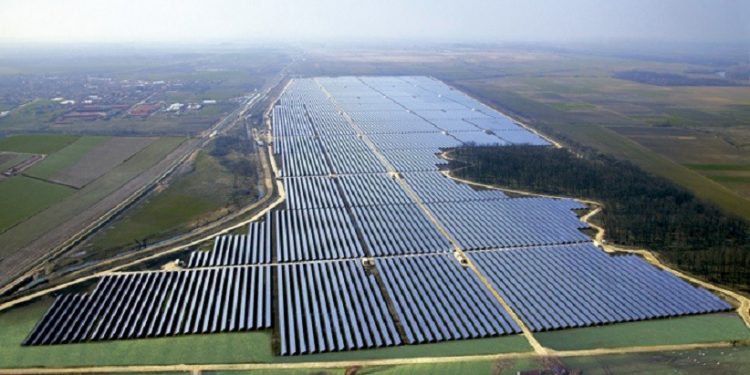 Milhares de painéis fotovoltaicos transformarão a irradiação do sertão baiano em energia elétrica para o país. Foto: ilustrativa/Reproduçã/SunEdison Foto: ilustrativa/Reproduçã/SunEdison