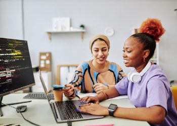 Aulas acontecem ao vivo, por meio da plataforma Microsoft Teams, para que pessoas de qualquer região do estado possam participar (imagem: Adobestock)