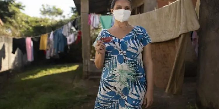 Luciana de Souza Nunes mostra o cartão com o auxílio da prefeitura em sua casa, em Maricá. Fernando Souza Luciana de Souza Nunes mostra o cartão com o auxílio da prefeitura em sua casa, em Maricá. Fernando Souza