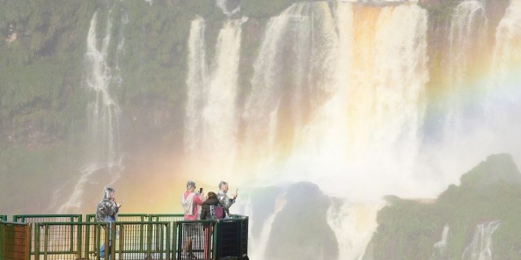 Cataratas do Iguaçu - Créditos Edison Emerson - Vazão em 3.5 milhões Cataratas do Iguaçu - Créditos Edison Emerson - Vazão em 3.5 milhões