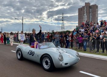 Isabela desfilou no Porsche Spyder 550, réplica do carro do ícone James Dean