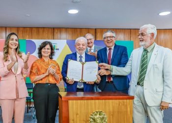 Senadora Ana Paula Lobato, ministra da Saúde, Nísia Trindade, presidente Lula, vice-presidente Geraldo Alckmin, ministro da Secretaria de Relações Institucionais, Alexandre Padilha, e deputado federal Jorge Solla, durante cerimônia de sanção do PL que reg
