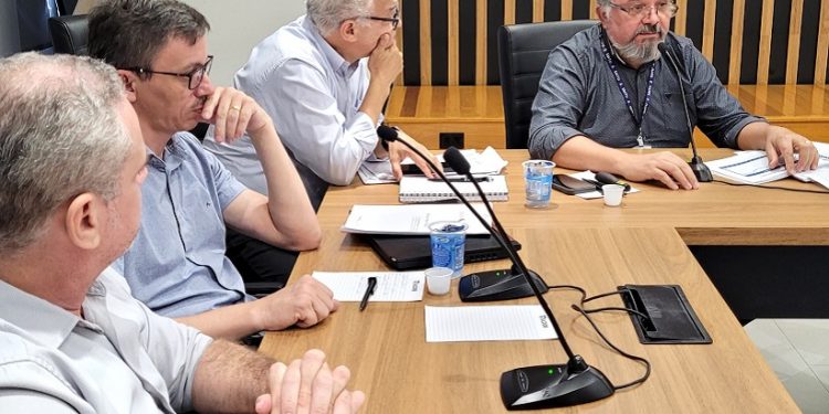 Consultor do Codefoz, José Borges Bomfim Filho elaborou e expôs estudo sobre a economia de Foz do Iguaçu – foto Divulgação