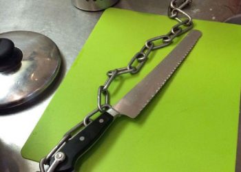 Image captionNa cozinha da prisão, a faca é presa a uma corrente