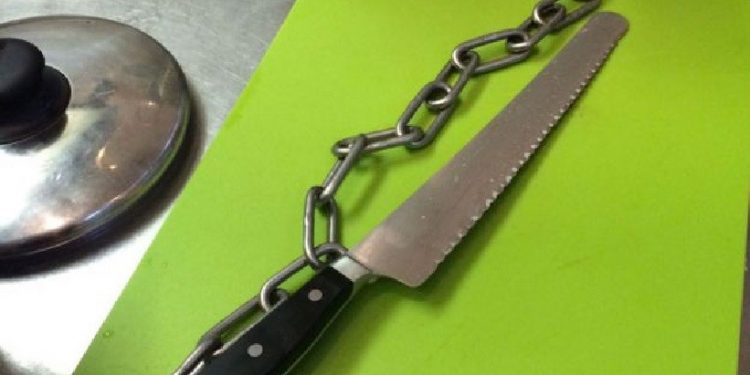 Image captionNa cozinha da prisão, a faca é presa a uma corrente Image captionNa cozinha da prisão, a faca é presa a uma corrente