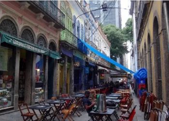 São variadas as opções de onde comer na Rua do Ouvidor
