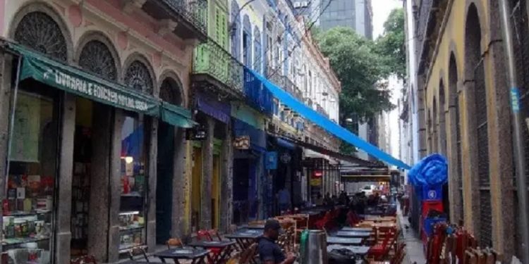 São variadas as opções de onde comer na Rua do Ouvidor São variadas as opções de onde comer na Rua do Ouvidor