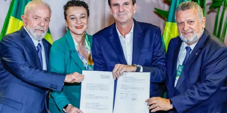 O presidente Lula, a presidenta do Banco do Brasil, Tarciana Medeiros, o prefeito do Rio de Janeiro, Eduardo Paes, e o presidente da Caixa Econômica, Carlos Vieira na assinatura dos contratos. Foto: Ricardo Stuckert / PR O presidente Lula, a presidenta do Banco do Brasil, Tarciana Medeiros, o prefeito do Rio de Janeiro, Eduardo Paes, e o presidente da Caixa Econômica, Carlos Vieira na assinatura dos contratos. Foto: Ricardo Stuckert / PR
