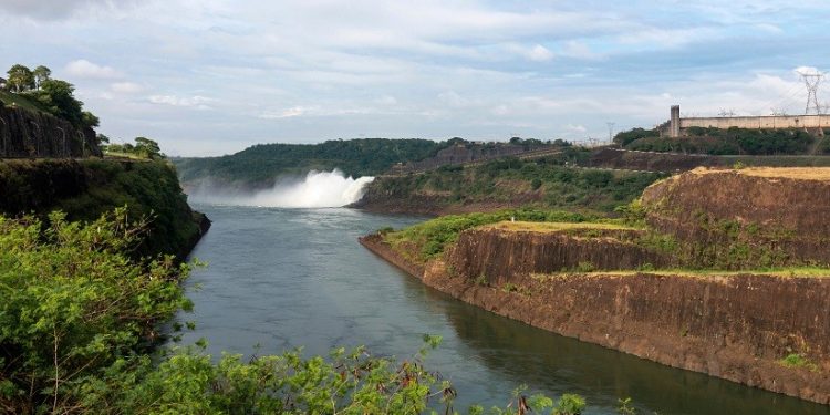 Rio Paraná segue a jusante da barragem de Itaipu. Foto: Rubens Fraulini/Itaipu Binacional. Rio Paraná segue a jusante da barragem de Itaipu. Foto: Rubens Fraulini/Itaipu Binacional.