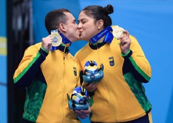 Casal dourado: noivos, Rogério e Edwarda Oliveira comemoraram o ouro no badminton com um beijo no alto do pódio no último dia de competições em Santiago. Foto: Marcello Zambrana/CPB