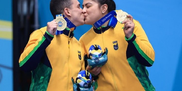 Casal dourado: noivos, Rogério e Edwarda Oliveira comemoraram o ouro no badminton com um beijo no alto do pódio no último dia de competições em Santiago. Foto: Marcello Zambrana/CPB