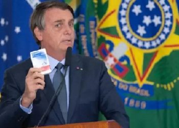 Bolsonaro foi um dos maiores defensores da cloroquina, remédio ineficaz contra a covid-19 (Foto: Andressa Anholete/Getty Images)