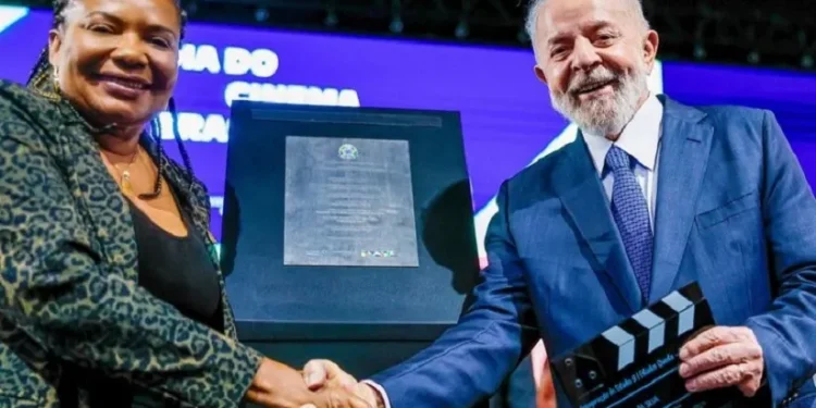 Presidente Lula e ministra da Cultura, Margareth Menezes, durante cerimônia em comemoração ao Dia Nacional do Cinema Brasileiro, nesta quarta-feira (19), no Rio de Janeiro - Foto: Ricardo Stuckert/PR Presidente Lula e ministra da Cultura, Margareth Menezes, durante cerimônia em comemoração ao Dia Nacional do Cinema Brasileiro, nesta quarta-feira (19), no Rio de Janeiro - Foto: Ricardo Stuckert/PR
