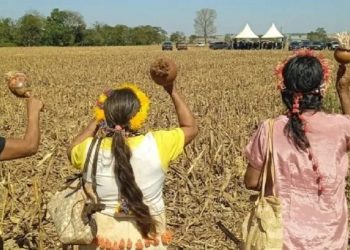 Anciãs Guarani Kaiowá rezam na direção dos capangas armados que ameaçam a comunidade nas retomadas da região de Douradina. Foto: Comunicação da Aty Guasu