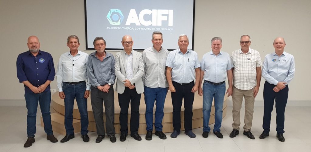 Sete candidatos a prefeito de Foz e dirigentes da ACIFI (ao centro) - Foto divulgação