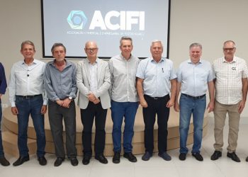Sete candidatos a prefeito de Foz e dirigentes da ACIFI (ao centro) - Foto divulgação
