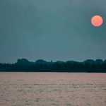 El humo de las quemazones del Pantanal casi no deja ver el sol. Río Paraguay, zonal del Pantanal - Foto: Joel Recalde