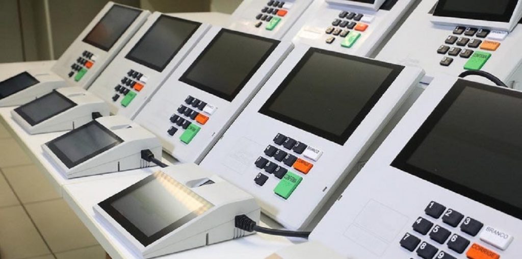 Candidatos a prefeito debatem suas propostas na ACIFI. - Foto: TRE Paraná