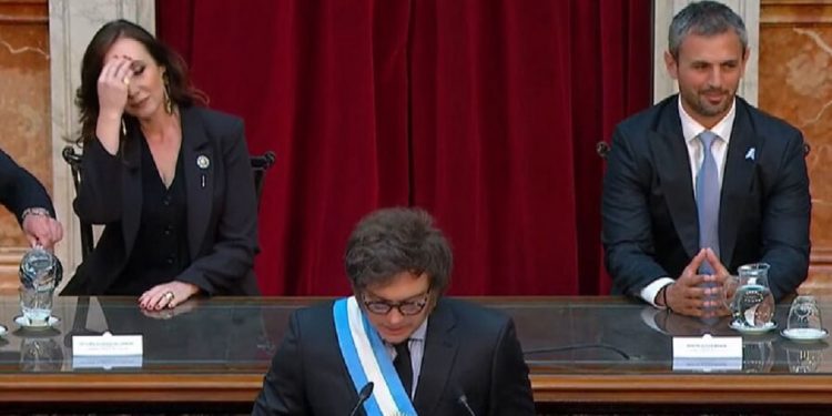 No cenário do Congresso semivazio, manifestações de tédio e incredulidade (Reprodução) No cenário do Congresso semivazio, manifestações de tédio e incredulidade (Reprodução)