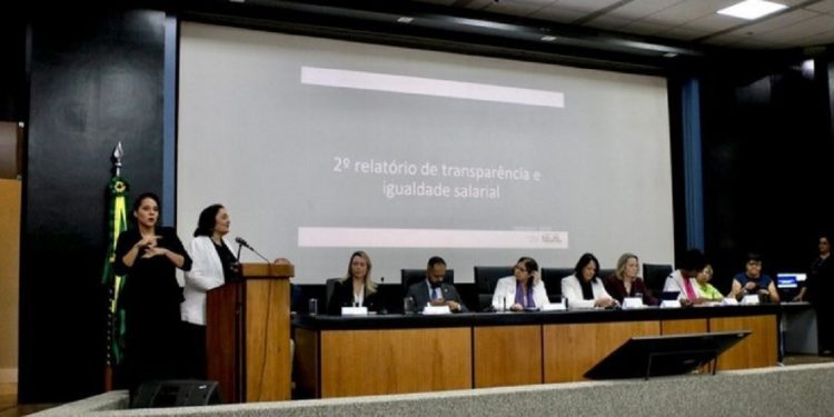 Apresentação do 2º Relatório de Transparência Salarial e Critérios Remuneratórios, nesta quarta-feira (18) - Foto: Arquivo/Agência Brasil Apresentação do 2º Relatório de Transparência Salarial e Critérios Remuneratórios, nesta quarta-feira (18) - Foto: Arquivo/Agência Brasil