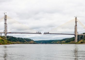 Ponte prestes a ligar Brasil e Paraguai, em agosto de 2022. Foto: Rubens Fraulini/Itaipu Binacional.