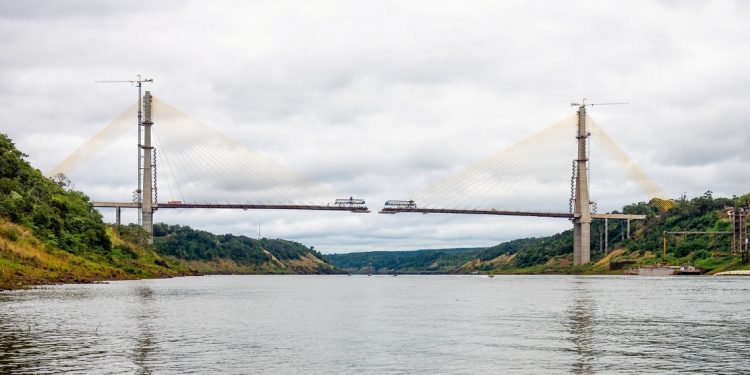 Ponte prestes a ligar Brasil e Paraguai, em agosto de 2022. Foto: Rubens Fraulini/Itaipu Binacional. Ponte prestes a ligar Brasil e Paraguai, em agosto de 2022. Foto: Rubens Fraulini/Itaipu Binacional.
