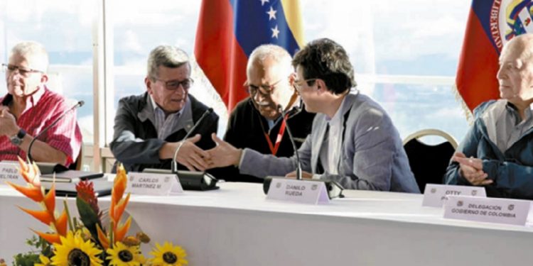 O chefe da delegação do ELN, Pablo Beltrán, cumprimenta o Alto Comissário para a Paz, Danilo Rueda. Foto Alto Comissário para a Paz O chefe da delegação do ELN, Pablo Beltrán, cumprimenta o Alto Comissário para a Paz, Danilo Rueda. Foto Alto Comissário para a Paz
