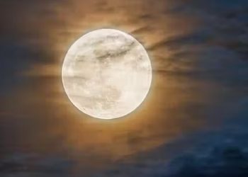 Além da Superlua, Setembro vai ter eclipse parcial e a passagem do cometa do século. – Foto: Jeff Dai.