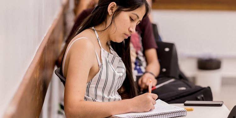 Com seleções onlines e gratuitas, candidatos a cursos de pós-graduação da UNILA não pagam nenhuma taxa até o fim do curso Com seleções onlines e gratuitas, candidatos a cursos de pós-graduação da UNILA não pagam nenhuma taxa até o fim do curso