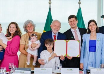 O presidente Lula ao lado de familiares de Eduardo Campos durante a sanção do projeto de lei no Palácio do Planalto. Foto: Ricardo Stuckert / PR