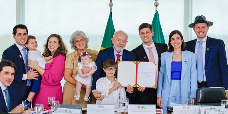 O presidente Lula ao lado de familiares de Eduardo Campos durante a sanção do projeto de lei no Palácio do Planalto. Foto: Ricardo Stuckert / PR O presidente Lula ao lado de familiares de Eduardo Campos durante a sanção do projeto de lei no Palácio do Planalto. Foto: Ricardo Stuckert / PR