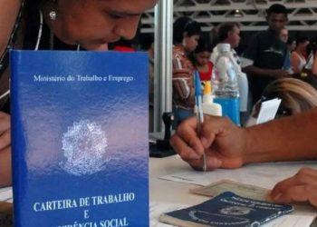 Desemprego no Brasil Cai para 6,6% em Agosto, Menor Nível desde 2012
População Ocupada Atinge Recorde de 102,5 Milhões, Indicando Sinais Positivos na Economia
A taxa de desemprego no Brasil caiu para 6,6% no trimestre encerrado em agosto de 2024, segundo dados divulgados pela Pesquisa Nacional por Amostra de Domicílios (PNAD) Contínua do Instituto Brasileiro de Geografia e Estatística (IBGE). Esse resultado representa uma redução de 0,5 ponto percentual em relação ao trimestre anterior (7,1%) e uma queda de 1,2 ponto percentual em comparação ao mesmo período do ano passado (7,8%). Este é o menor índice de desemprego para agosto desde o início da série histórica da PNAD, que começou em 2012.

Recorde na População Ocupada
A população desocupada também apresentou uma queda significativa, alcançando 7,3 milhões de pessoas — o menor número desde janeiro de 2015. A redução foi de 6,5% em relação ao trimestre anterior, com 502 mil pessoas a menos buscando trabalho, e uma diminuição ainda mais acentuada de 13,4% em comparação ao mesmo trimestre do ano passado, resultando em 1,1 milhão de pessoas a menos à procura de ocupação.

O número de pessoas ocupadas atingiu um novo recorde de 102,5 milhões, com um crescimento de 1,2% (mais 1,2 milhão de pessoas) em relação ao trimestre anterior e de 2,9% (mais 2,9 milhões de pessoas) em comparação ao ano anterior. A taxa de ocupação, que representa o percentual de pessoas empregadas entre a população em idade de trabalhar, subiu para 58,1%, o maior nível registrado para um trimestre encerrado em agosto desde 2013.

Expansão da Demanda por Trabalho
Para Adriana Beringuy, coordenadora de pesquisas domiciliares do IBGE, "a baixa desocupação reflete a expansão da demanda por trabalhadores em diversas atividades econômicas". A pesquisa, que abrange 211 mil domicílios em 3.500 municípios, mostra uma recuperação no mercado de trabalho que se aproxima dos níveis de 2013.

Recordes em Carteiras Assinadas
Os dados do IBGE também revelaram que o número de trabalhadores com carteira assinada no setor privado chegou a 38,6 milhões, um novo recorde. Esse aumento de 0,8% em relação ao trimestre anterior representa 317 mil novas contratações. Comparado ao ano passado, o crescimento foi de 3,8%, ou 1,4 milhão de trabalhadores a mais.

No segmento de trabalhadores sem carteira, o número alcançou 14,2 milhões, também um recorde, com um aumento de 4,1% no trimestre e 7,9% em comparação com 2023.

Força de Trabalho e Perspectivas Futuras
A força de trabalho total, somando pessoas ocupadas e desocupadas, atingiu 109,8 milhões, um aumento de 0,6% em relação ao trimestre anterior e de 1,6% no ano. O setor de Comércio foi o único grupo a mostrar aumento significativo na ocupação, com um crescimento de 1,9% (368 mil pessoas) em relação ao trimestre anterior.

A taxa de subutilização, que inclui pessoas desocupadas e aqueles que gostariam de trabalhar mais, caiu para 16%, com 18,5 milhões de pessoas subutilizadas no país. A população desalentada também teve uma redução, alcançando 3,1 milhões, o menor número desde maio de 2016.

Rendimento e Massa Salarial
O rendimento médio real das pessoas ocupadas foi de R$ 3.228, sem variação significativa em relação ao trimestre anterior, mas com um crescimento de 5,1% em comparação ao mesmo período do ano passado. A massa de rendimentos, que é a soma de todas as remunerações, chegou a R$ 326,2 bilhões, apresentando um aumento de 1,7% no trimestre e de 8,3% na comparação anual.

Esses dados positivos indicam uma recuperação robusta do mercado de trabalho brasileiro, sinalizando uma tendência otimista para a economia nacional.