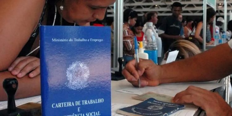 Desemprego no Brasil Cai para 6,6% em Agosto, Menor Nível desde 2012
População Ocupada Atinge Recorde de 102,5 Milhões, Indicando Sinais Positivos na Economia
A taxa de desemprego no Brasil caiu para 6,6% no trimestre encerrado em agosto de 2024, segundo dados divulgados pela Pesquisa Nacional por Amostra de Domicílios (PNAD) Contínua do Instituto Brasileiro de Geografia e Estatística (IBGE). Esse resultado representa uma redução de 0,5 ponto percentual em relação ao trimestre anterior (7,1%) e uma queda de 1,2 ponto percentual em comparação ao mesmo período do ano passado (7,8%). Este é o menor índice de desemprego para agosto desde o início da série histórica da PNAD, que começou em 2012.
Recorde na População Ocupada
A população desocupada também apresentou uma queda significativa, alcançando 7,3 milhões de pessoas — o menor número desde janeiro de 2015. A redução foi de 6,5% em relação ao trimestre anterior, com 502 mil pessoas a menos buscando trabalho, e uma diminuição ainda mais acentuada de 13,4% em comparação ao mesmo trimestre do ano passado, resultando em 1,1 milhão de pessoas a menos à procura de ocupação.
O número de pessoas ocupadas atingiu um novo recorde de 102,5 milhões, com um crescimento de 1,2% (mais 1,2 milhão de pessoas) em relação ao trimestre anterior e de 2,9% (mais 2,9 milhões de pessoas) em comparação ao ano anterior. A taxa de ocupação, que representa o percentual de pessoas empregadas entre a população em idade de trabalhar, subiu para 58,1%, o maior nível registrado para um trimestre encerrado em agosto desde 2013.
Expansão da Demanda por Trabalho
Para Adriana Beringuy, coordenadora de pesquisas domiciliares do IBGE, "a baixa desocupação reflete a expansão da demanda por trabalhadores em diversas atividades econômicas". A pesquisa, que abrange 211 mil domicílios em 3.500 municípios, mostra uma recuperação no mercado de trabalho que se aproxima dos níveis de 2013.
Recordes em Carteiras Assinadas
Os dados do IBGE também revelaram que o número de trabalhadores com carteira assinada no setor privado chegou a 38,6 milhões, um novo recorde. Esse aumento de 0,8% em relação ao trimestre anterior representa 317 mil novas contratações. Comparado ao ano passado, o crescimento foi de 3,8%, ou 1,4 milhão de trabalhadores a mais.
No segmento de trabalhadores sem carteira, o número alcançou 14,2 milhões, também um recorde, com um aumento de 4,1% no trimestre e 7,9% em comparação com 2023.
Força de Trabalho e Perspectivas Futuras
A força de trabalho total, somando pessoas ocupadas e desocupadas, atingiu 109,8 milhões, um aumento de 0,6% em relação ao trimestre anterior e de 1,6% no ano. O setor de Comércio foi o único grupo a mostrar aumento significativo na ocupação, com um crescimento de 1,9% (368 mil pessoas) em relação ao trimestre anterior.
A taxa de subutilização, que inclui pessoas desocupadas e aqueles que gostariam de trabalhar mais, caiu para 16%, com 18,5 milhões de pessoas subutilizadas no país. A população desalentada também teve uma redução, alcançando 3,1 milhões, o menor número desde maio de 2016.
Rendimento e Massa Salarial
O rendimento médio real das pessoas ocupadas foi de R$ 3.228, sem variação significativa em relação ao trimestre anterior, mas com um crescimento de 5,1% em comparação ao mesmo período do ano passado. A massa de rendimentos, que é a soma de todas as remunerações, chegou a R$ 326,2 bilhões, apresentando um aumento de 1,7% no trimestre e de 8,3% na comparação anual.
Esses dados positivos indicam uma recuperação robusta do mercado de trabalho brasileiro, sinalizando uma tendência otimista para a economia nacional. Desemprego no Brasil Cai para 6,6% em Agosto, Menor Nível desde 2012
População Ocupada Atinge Recorde de 102,5 Milhões, Indicando Sinais Positivos na Economia
A taxa de desemprego no Brasil caiu para 6,6% no trimestre encerrado em agosto de 2024, segundo dados divulgados pela Pesquisa Nacional por Amostra de Domicílios (PNAD) Contínua do Instituto Brasileiro de Geografia e Estatística (IBGE). Esse resultado representa uma redução de 0,5 ponto percentual em relação ao trimestre anterior (7,1%) e uma queda de 1,2 ponto percentual em comparação ao mesmo período do ano passado (7,8%). Este é o menor índice de desemprego para agosto desde o início da série histórica da PNAD, que começou em 2012.
Recorde na População Ocupada
A população desocupada também apresentou uma queda significativa, alcançando 7,3 milhões de pessoas — o menor número desde janeiro de 2015. A redução foi de 6,5% em relação ao trimestre anterior, com 502 mil pessoas a menos buscando trabalho, e uma diminuição ainda mais acentuada de 13,4% em comparação ao mesmo trimestre do ano passado, resultando em 1,1 milhão de pessoas a menos à procura de ocupação.
O número de pessoas ocupadas atingiu um novo recorde de 102,5 milhões, com um crescimento de 1,2% (mais 1,2 milhão de pessoas) em relação ao trimestre anterior e de 2,9% (mais 2,9 milhões de pessoas) em comparação ao ano anterior. A taxa de ocupação, que representa o percentual de pessoas empregadas entre a população em idade de trabalhar, subiu para 58,1%, o maior nível registrado para um trimestre encerrado em agosto desde 2013.
Expansão da Demanda por Trabalho
Para Adriana Beringuy, coordenadora de pesquisas domiciliares do IBGE, "a baixa desocupação reflete a expansão da demanda por trabalhadores em diversas atividades econômicas". A pesquisa, que abrange 211 mil domicílios em 3.500 municípios, mostra uma recuperação no mercado de trabalho que se aproxima dos níveis de 2013.
Recordes em Carteiras Assinadas
Os dados do IBGE também revelaram que o número de trabalhadores com carteira assinada no setor privado chegou a 38,6 milhões, um novo recorde. Esse aumento de 0,8% em relação ao trimestre anterior representa 317 mil novas contratações. Comparado ao ano passado, o crescimento foi de 3,8%, ou 1,4 milhão de trabalhadores a mais.
No segmento de trabalhadores sem carteira, o número alcançou 14,2 milhões, também um recorde, com um aumento de 4,1% no trimestre e 7,9% em comparação com 2023.
Força de Trabalho e Perspectivas Futuras
A força de trabalho total, somando pessoas ocupadas e desocupadas, atingiu 109,8 milhões, um aumento de 0,6% em relação ao trimestre anterior e de 1,6% no ano. O setor de Comércio foi o único grupo a mostrar aumento significativo na ocupação, com um crescimento de 1,9% (368 mil pessoas) em relação ao trimestre anterior.
A taxa de subutilização, que inclui pessoas desocupadas e aqueles que gostariam de trabalhar mais, caiu para 16%, com 18,5 milhões de pessoas subutilizadas no país. A população desalentada também teve uma redução, alcançando 3,1 milhões, o menor número desde maio de 2016.
Rendimento e Massa Salarial
O rendimento médio real das pessoas ocupadas foi de R$ 3.228, sem variação significativa em relação ao trimestre anterior, mas com um crescimento de 5,1% em comparação ao mesmo período do ano passado. A massa de rendimentos, que é a soma de todas as remunerações, chegou a R$ 326,2 bilhões, apresentando um aumento de 1,7% no trimestre e de 8,3% na comparação anual.
Esses dados positivos indicam uma recuperação robusta do mercado de trabalho brasileiro, sinalizando uma tendência otimista para a economia nacional.