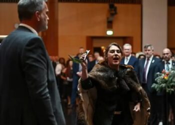 Lidia Thorp interrompe Charles III durante evento. | Reprodução