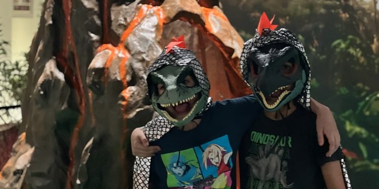 No espaço kids para maiores de 7 anos, capa de dinossauro e máscaras transportam as crianças para a Pré-História. (Divulgação)