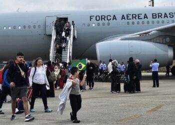 Chegada do quinto voo de repatriação de brasileiros e familiares à Base Aérea de São Paulo, na manhã desta segunda-feira, 14 de outubro. Foto: FAB / Divulgação