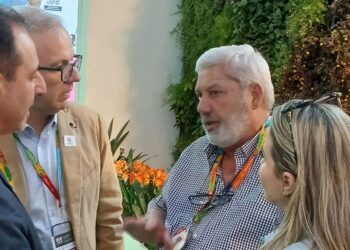 Os diretores do Macuco Safari Ademir Fernandes e Juliane Nunes em reunião com diretor-presidente Viaje Paraná, Irapuan Cortes Santos e o diretor de Gestão da SETU/PR Marcelo Martini durante a FIT 2024