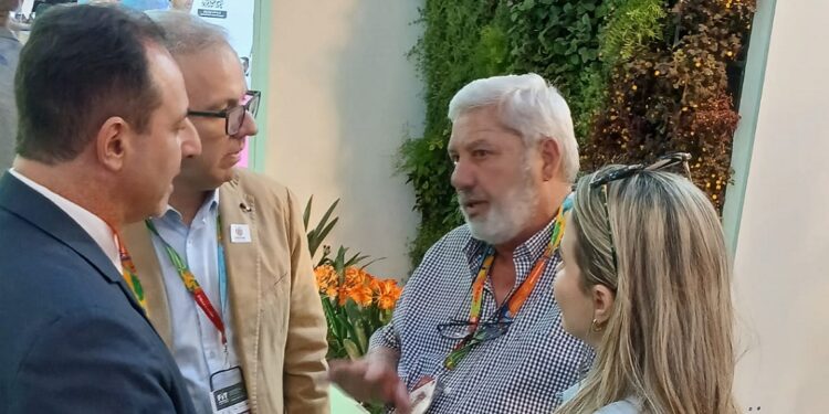 Os diretores do Macuco Safari Ademir Fernandes e Juliane Nunes em reunião com diretor-presidente Viaje Paraná, Irapuan Cortes Santos e o diretor de Gestão da SETU/PR Marcelo Martini durante a FIT 2024 Os diretores do Macuco Safari Ademir Fernandes e Juliane Nunes em reunião com diretor-presidente Viaje Paraná, Irapuan Cortes Santos e o diretor de Gestão da SETU/PR Marcelo Martini durante a FIT 2024