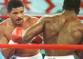 Maguila em luta contra Evander Holyfield, em Nevada, nos Estados Unidos, em 1989 — Foto: Arquivo/Agência Estado