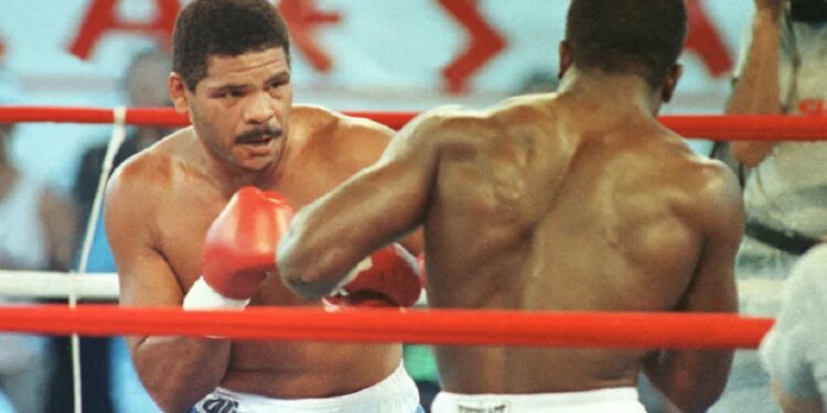 Maguila em luta contra Evander Holyfield, em Nevada, nos Estados Unidos, em 1989 — Foto: Arquivo/Agência Estado Maguila em luta contra Evander Holyfield, em Nevada, nos Estados Unidos, em 1989 — Foto: Arquivo/Agência Estado