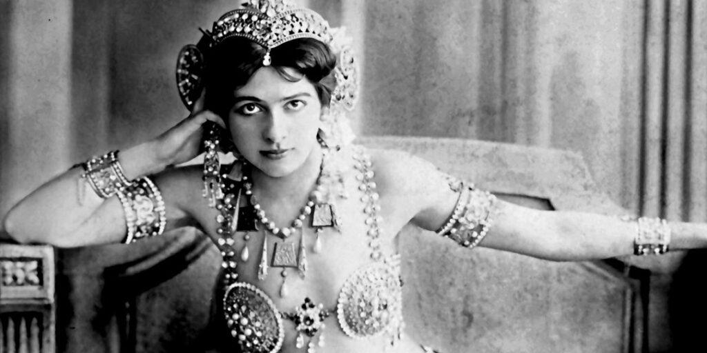Beleza exótica. A dançarina Mata Hari tinha cabelos negros e aparência mais mediterrânea, incomum na sua terra natal, a Holanda 1906 / Reprodução