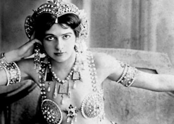 Beleza exótica. A dançarina Mata Hari tinha cabelos negros e aparência mais mediterrânea, incomum na sua terra natal, a Holanda 1906 / Reprodução